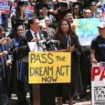 Cartel de protesta contra la Ley DREAM.