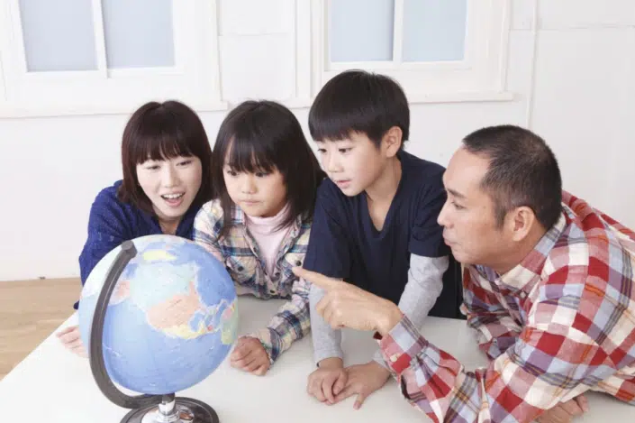 Rodzina podróżująca razem z bagażem na lotnisku.