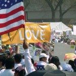Manifestantes seguram bandeiras num comício sobre a reforma da imigração. 