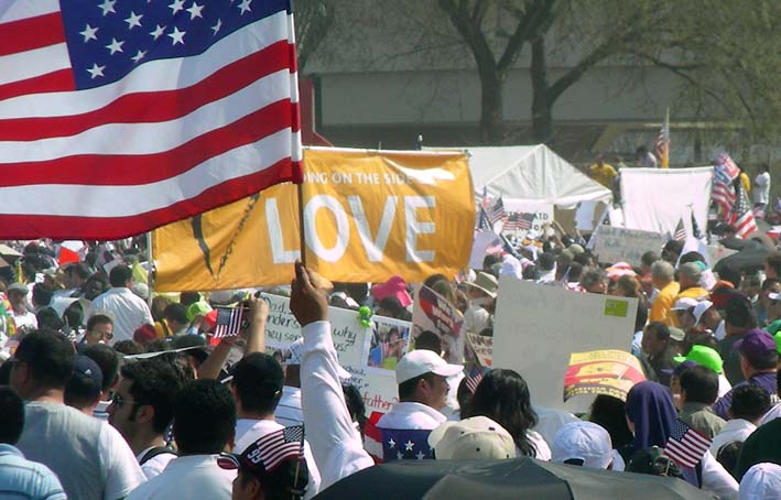 2010-03-21_14-12-45 מגלם על הצד הזה Protesters holding flags at an immigration reform rally.