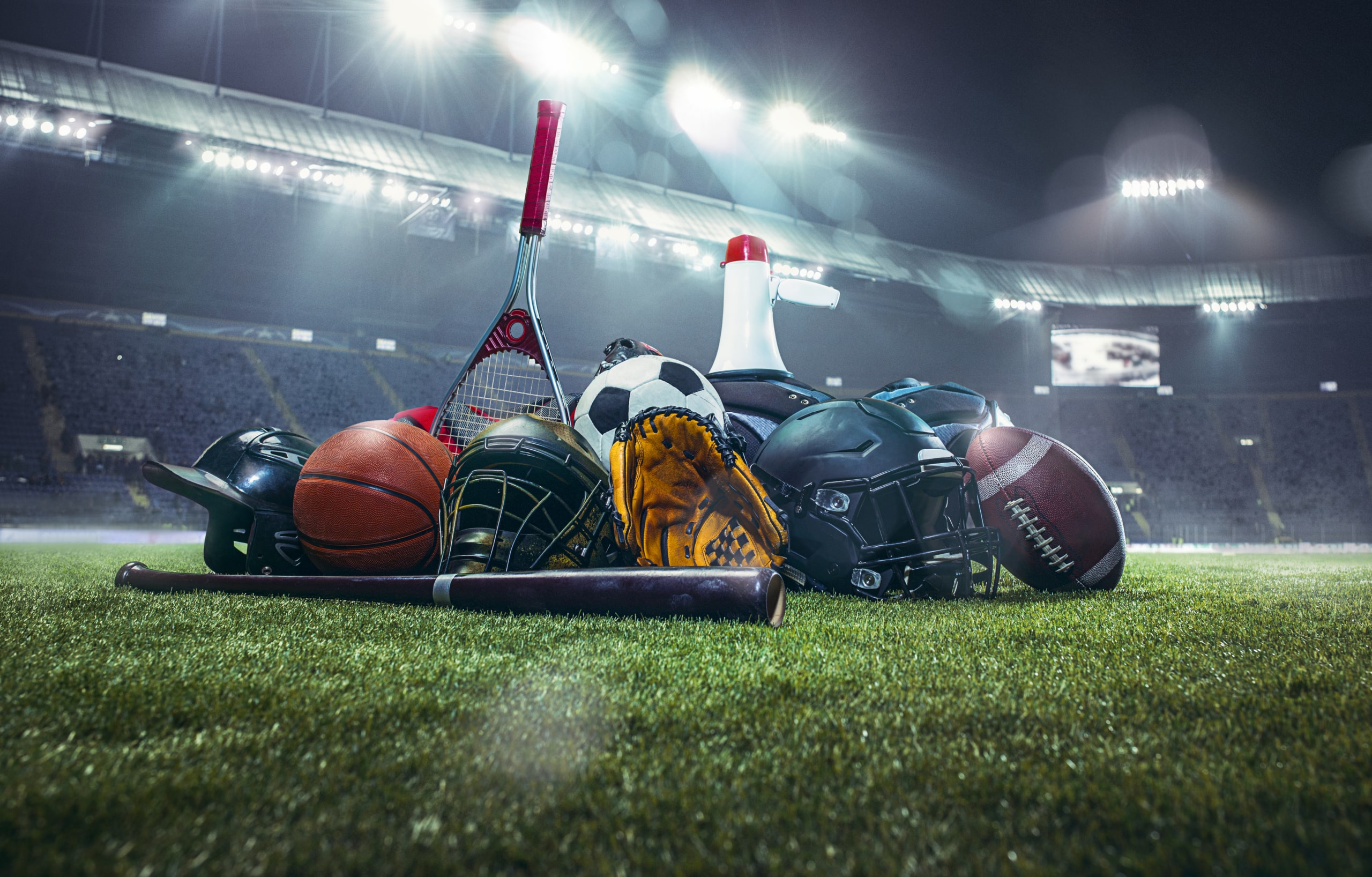 Piłki sportowe na boisku z linią jardów