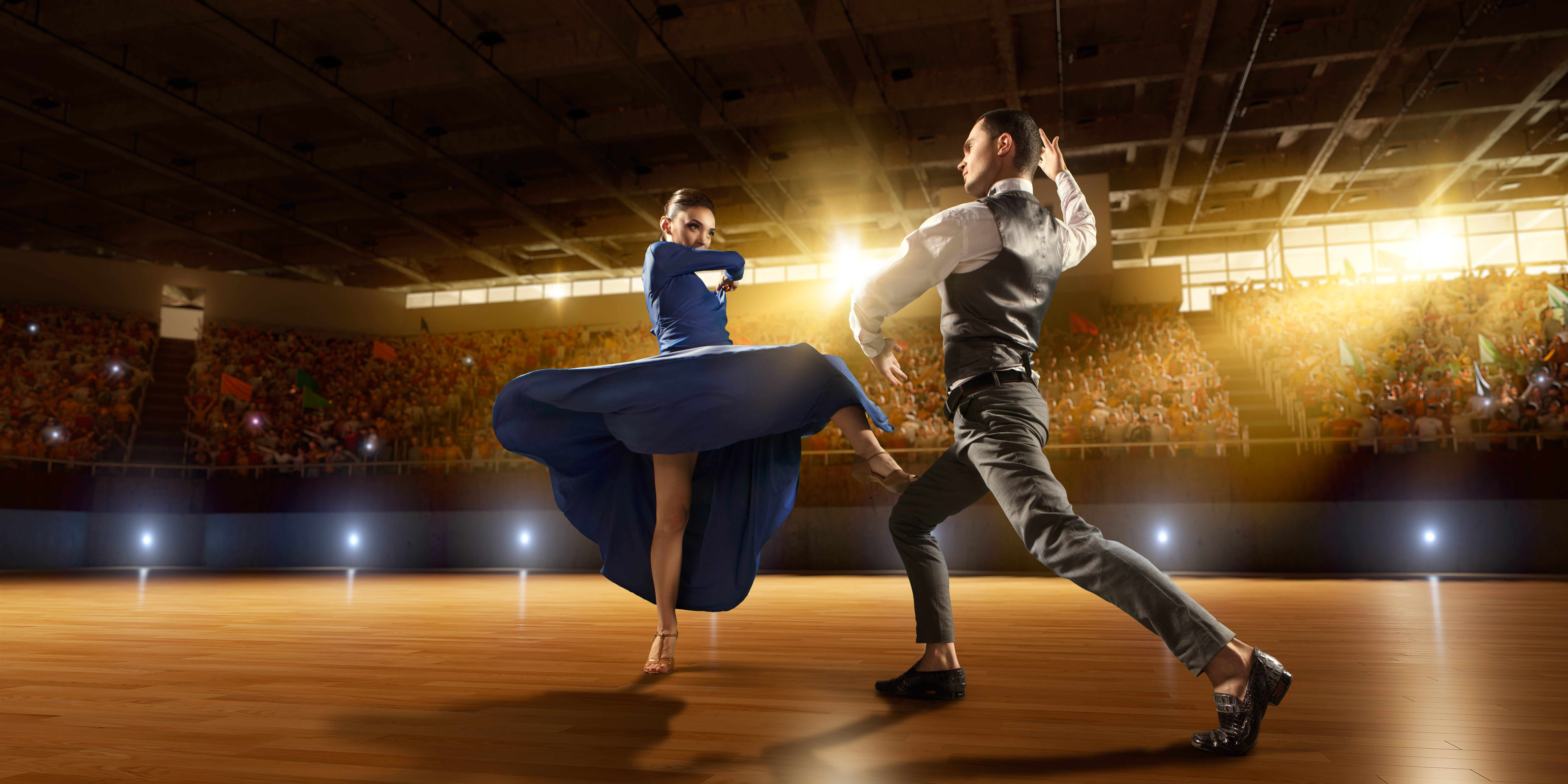 Dansatori de salon pe scenă. 