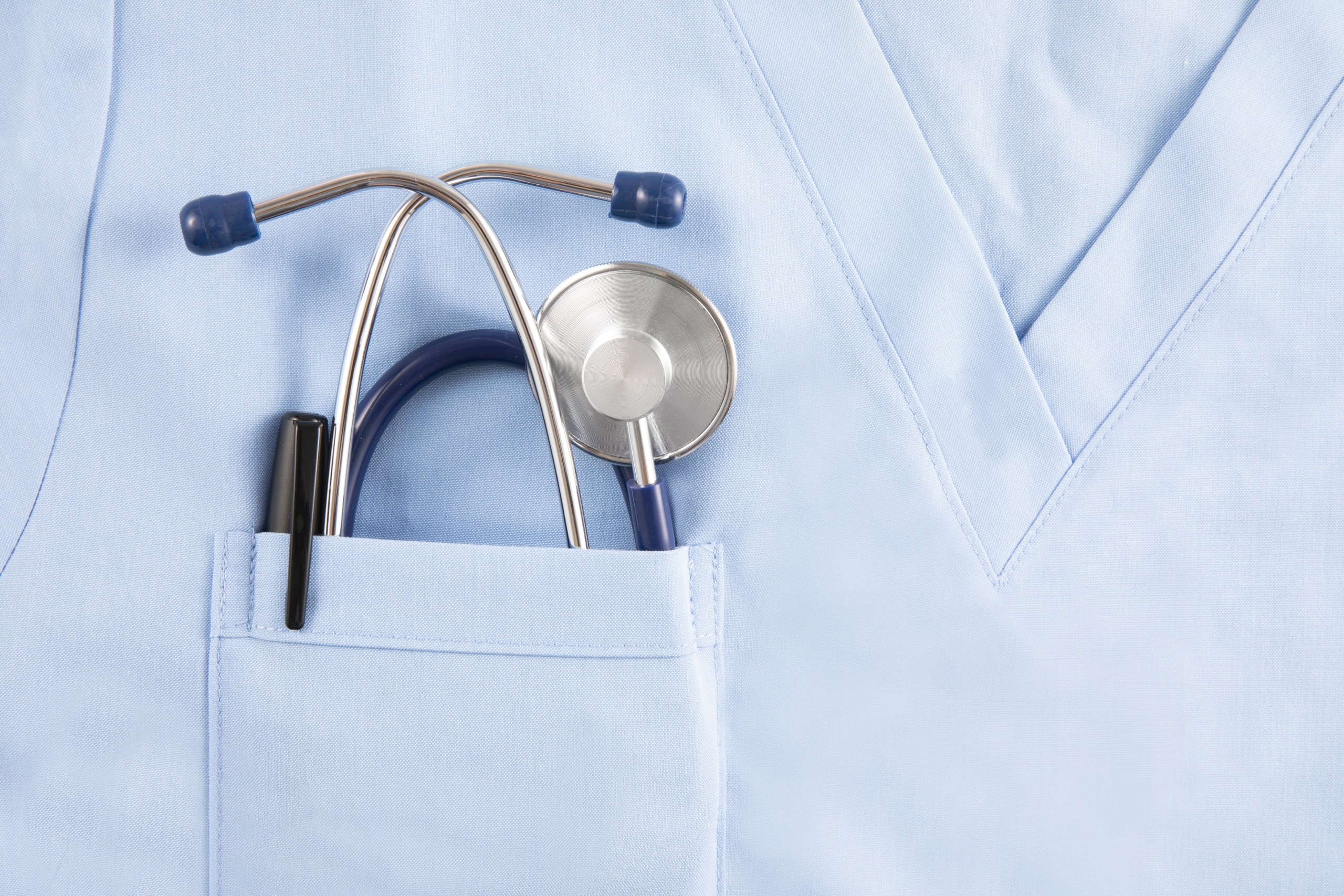 Arts met stethoscoop en pen in jaszak.