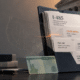 Illustration von Einwanderungsdokumenten mit der Bezeichnung I-485 und USCIS Memo, die einen legalen Weg zu einer Green Card aufzeigen und die Überprüfung der Statusanpassung symbolisieren.