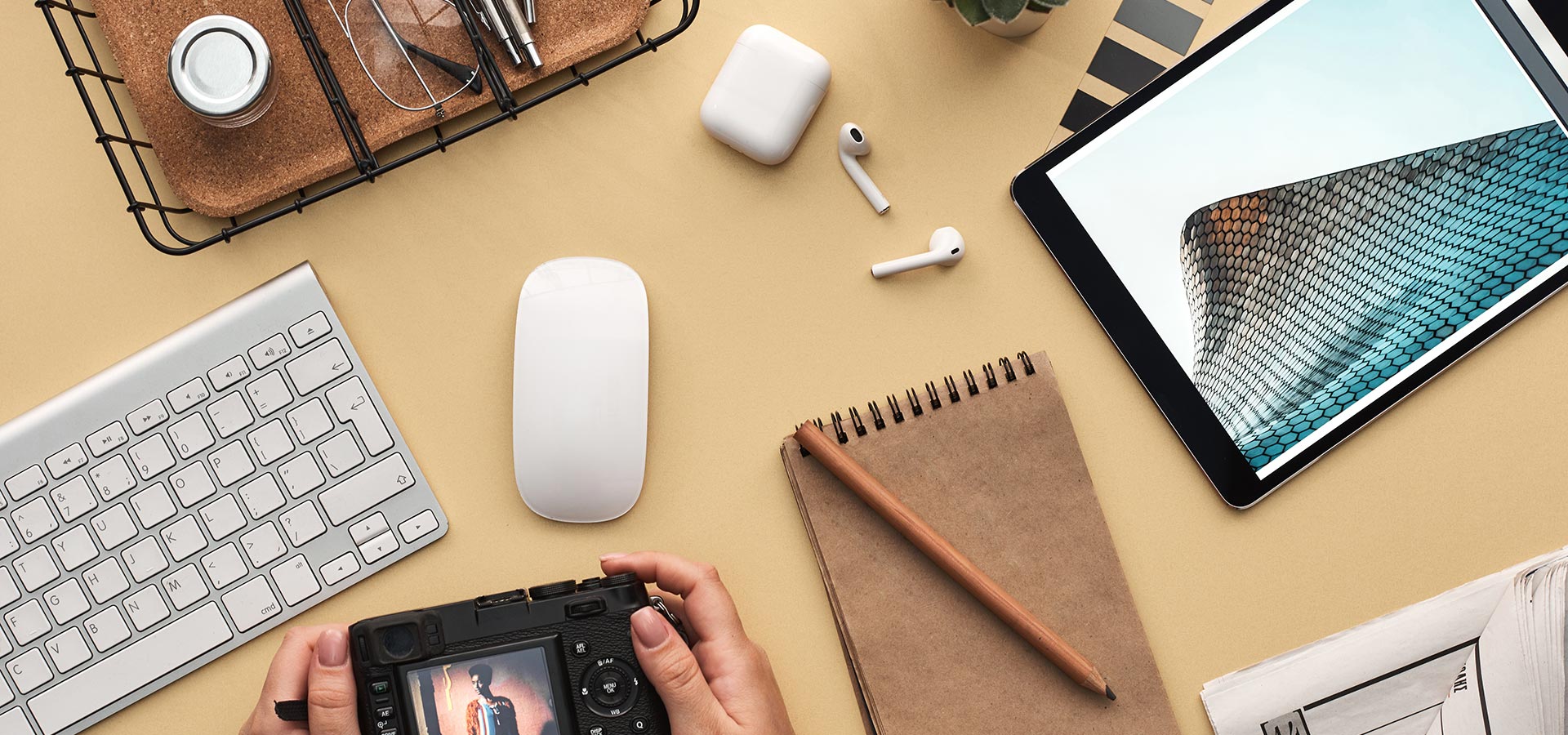 Escritorio de oficina con ordenador portátil, café y artículos de trabajo. 