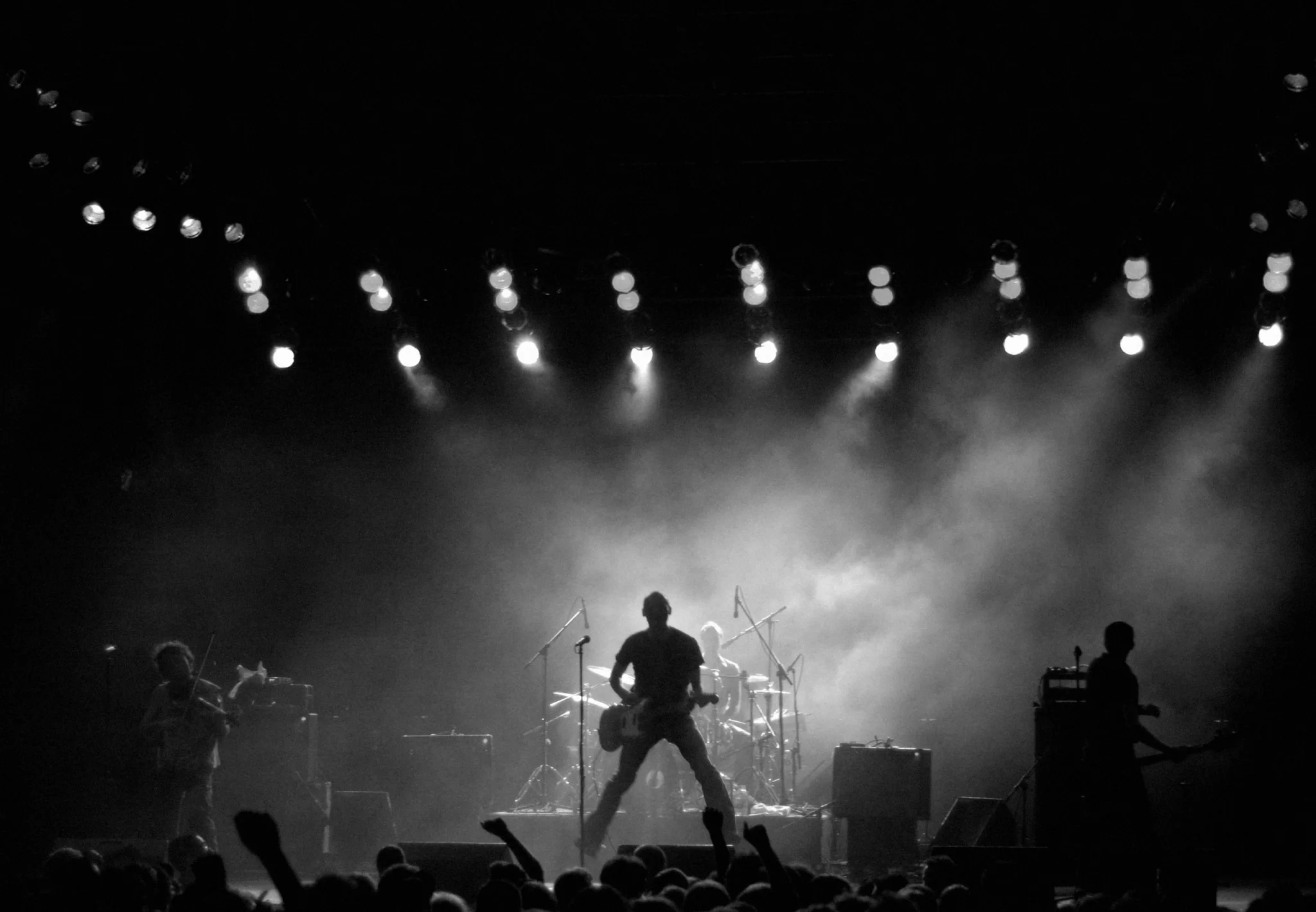 Folla di un concerto rock con le mani alzate